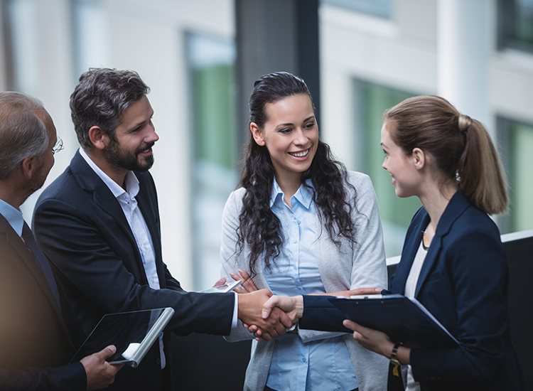 0000_businesspeople-having-discussion-office